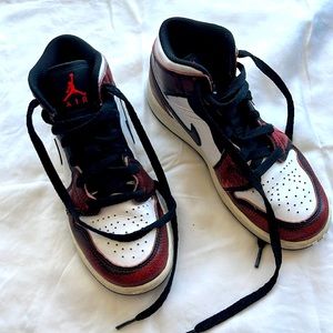 Nike Air Jordan 1 Mid SE "Infrared" sneakers size 4Y